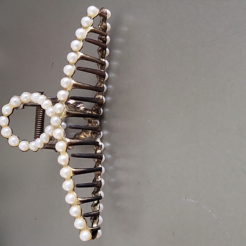 Vintage Pearl-Embellished Hair Clip and Floral Compact - Picture 7 of 7
